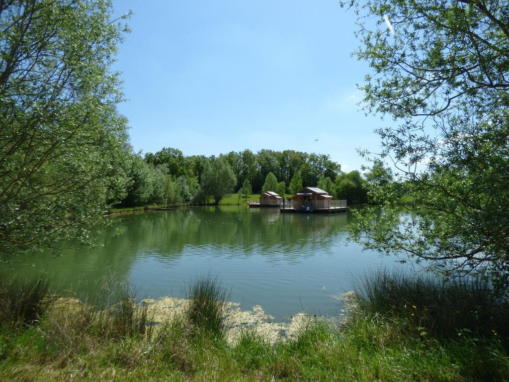 Cabanes Flottantes Du Lac De Pelisse Hotell Douzains Exteriör bild