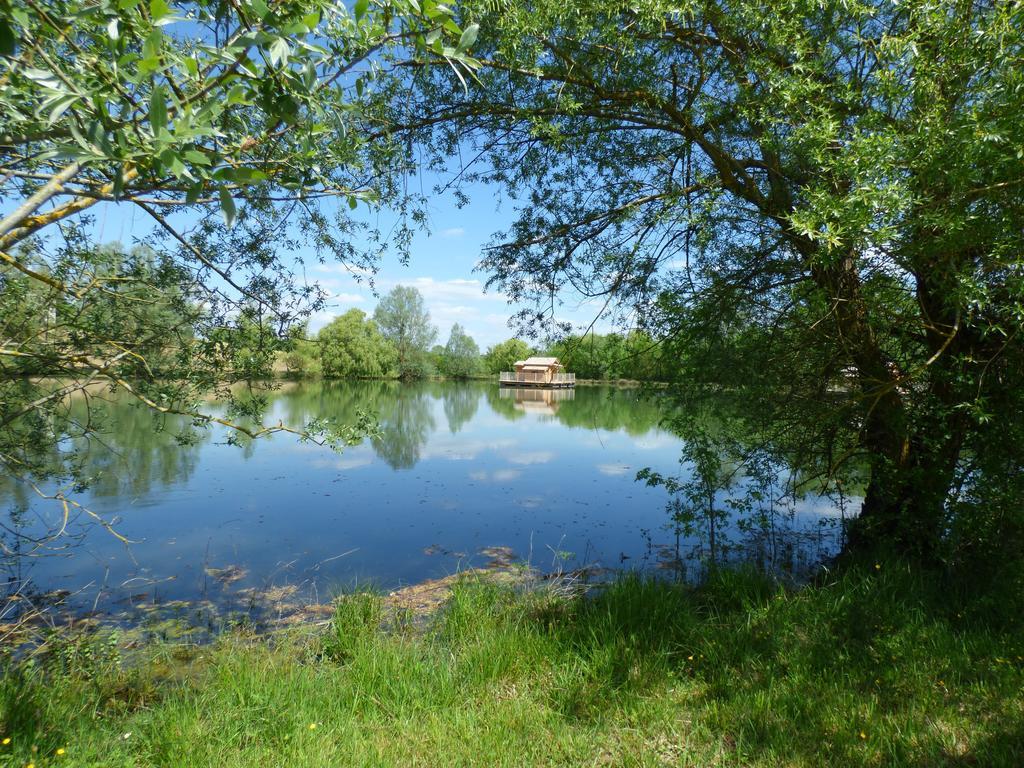 Cabanes Flottantes Du Lac De Pelisse Hotell Douzains Exteriör bild