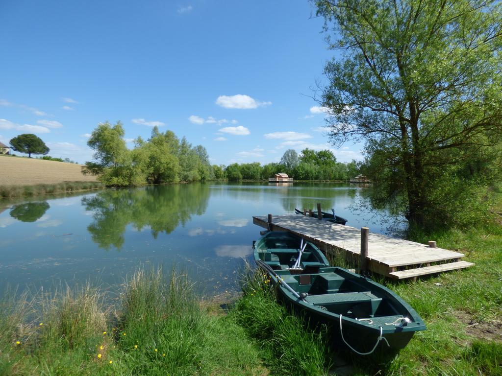 Cabanes Flottantes Du Lac De Pelisse Hotell Douzains Exteriör bild