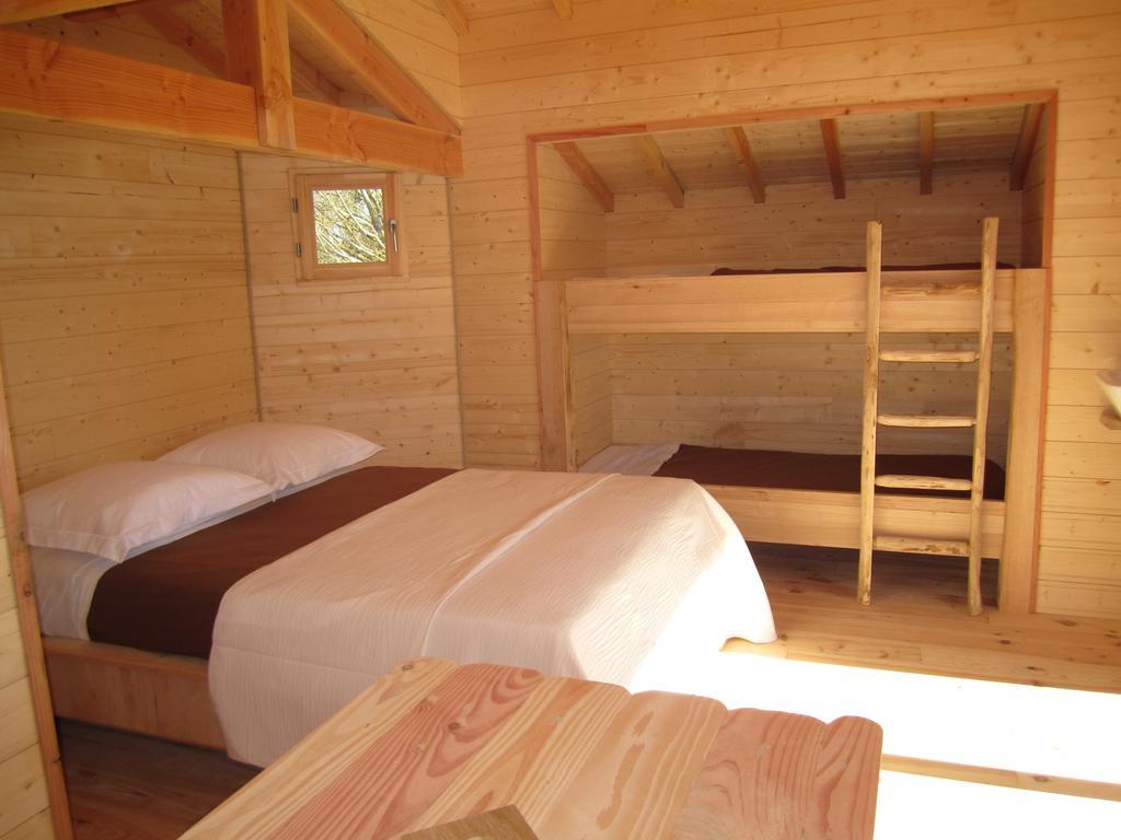 Cabanes Flottantes Du Lac De Pelisse Hotell Douzains Rum bild