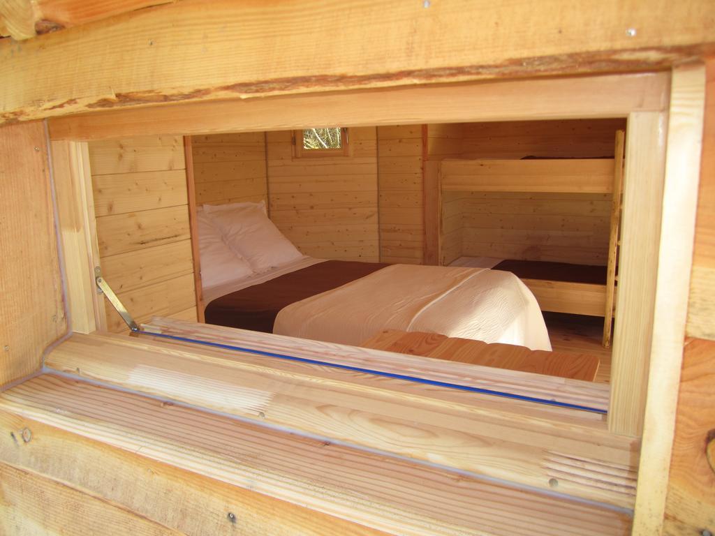 Cabanes Flottantes Du Lac De Pelisse Hotell Douzains Rum bild