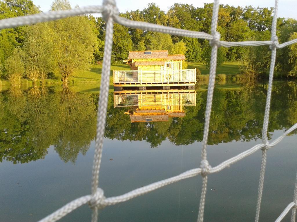 Cabanes Flottantes Du Lac De Pelisse Hotell Douzains Exteriör bild