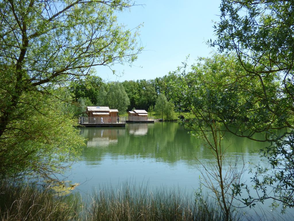 Cabanes Flottantes Du Lac De Pelisse Hotell Douzains Exteriör bild