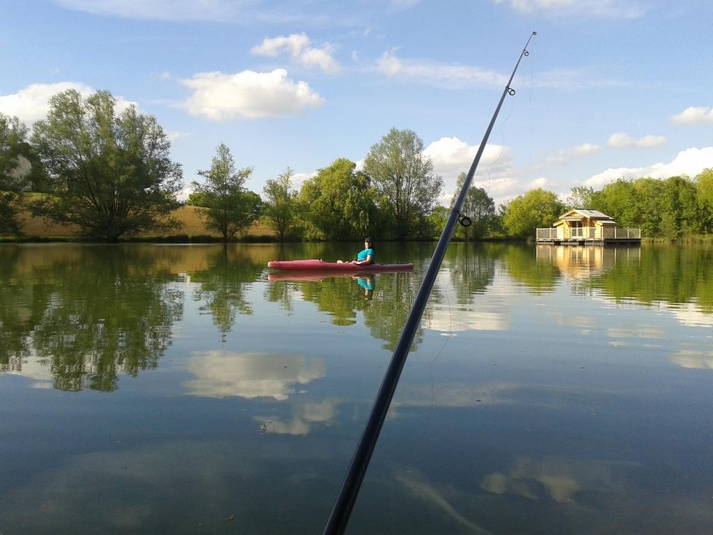 Cabanes Flottantes Du Lac De Pelisse Hotell Douzains Exteriör bild