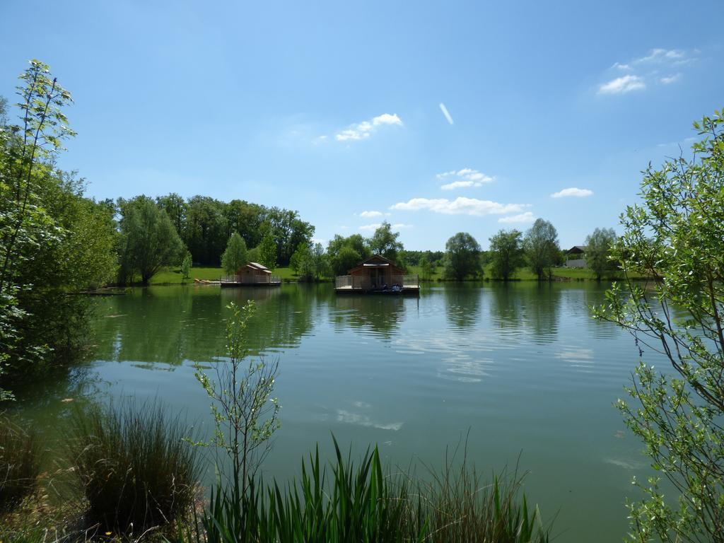 Cabanes Flottantes Du Lac De Pelisse Hotell Douzains Exteriör bild
