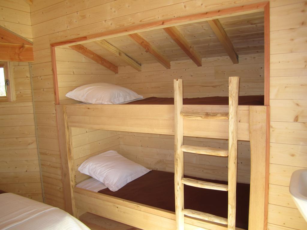 Cabanes Flottantes Du Lac De Pelisse Hotell Douzains Rum bild