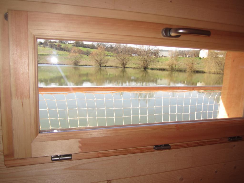 Cabanes Flottantes Du Lac De Pelisse Hotell Douzains Rum bild