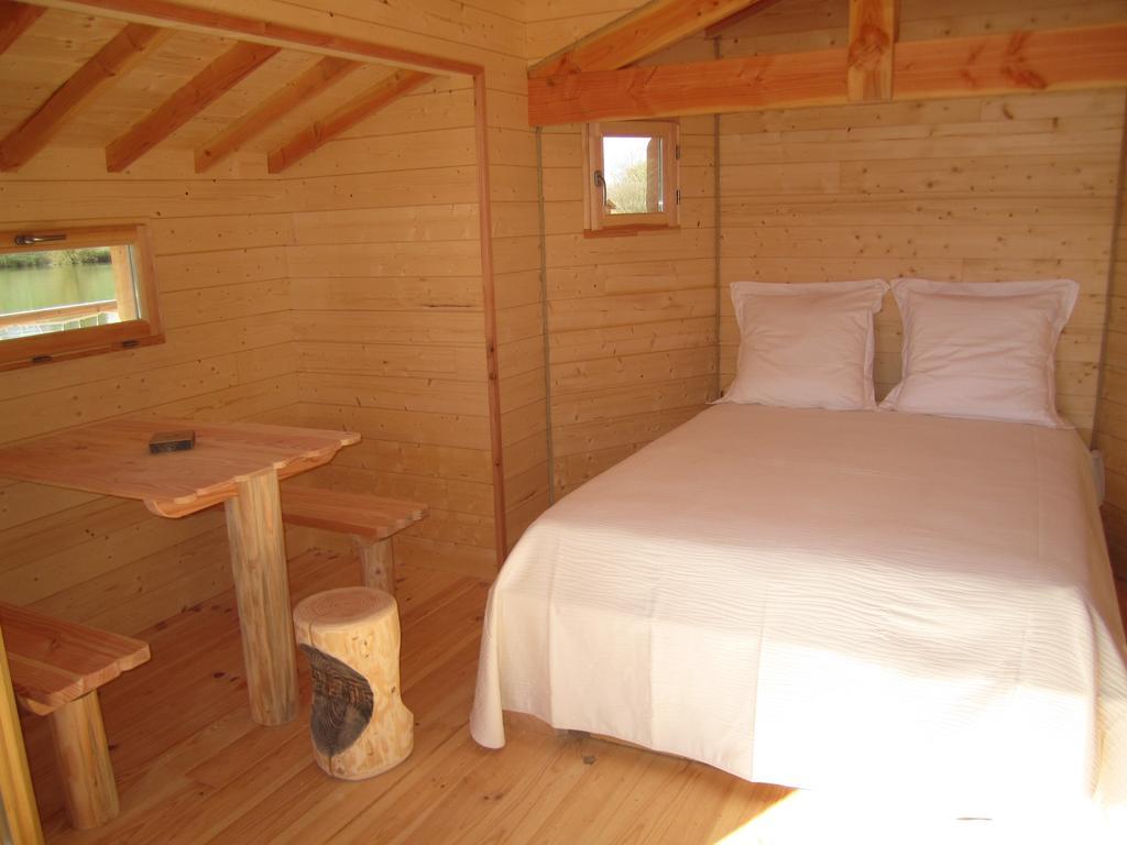 Cabanes Flottantes Du Lac De Pelisse Hotell Douzains Rum bild