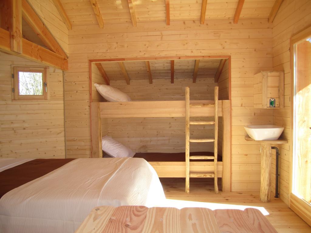 Cabanes Flottantes Du Lac De Pelisse Hotell Douzains Rum bild