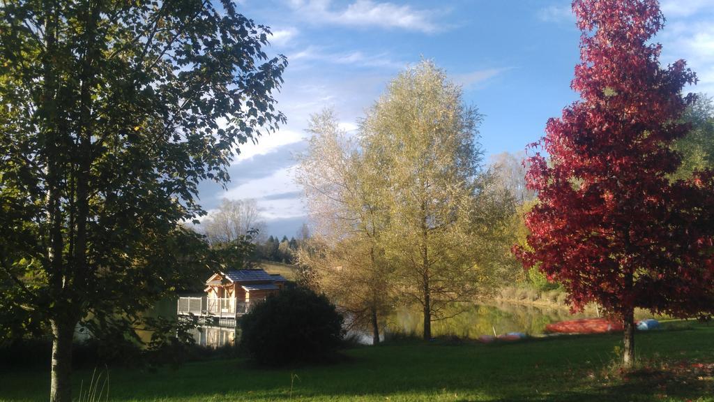 Cabanes Flottantes Du Lac De Pelisse Hotell Douzains Exteriör bild
