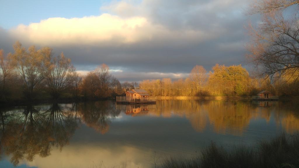 Cabanes Flottantes Du Lac De Pelisse Hotell Douzains Exteriör bild