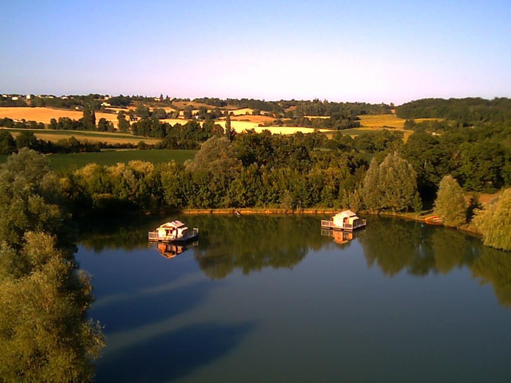 Cabanes Flottantes Du Lac De Pelisse Hotell Douzains Exteriör bild